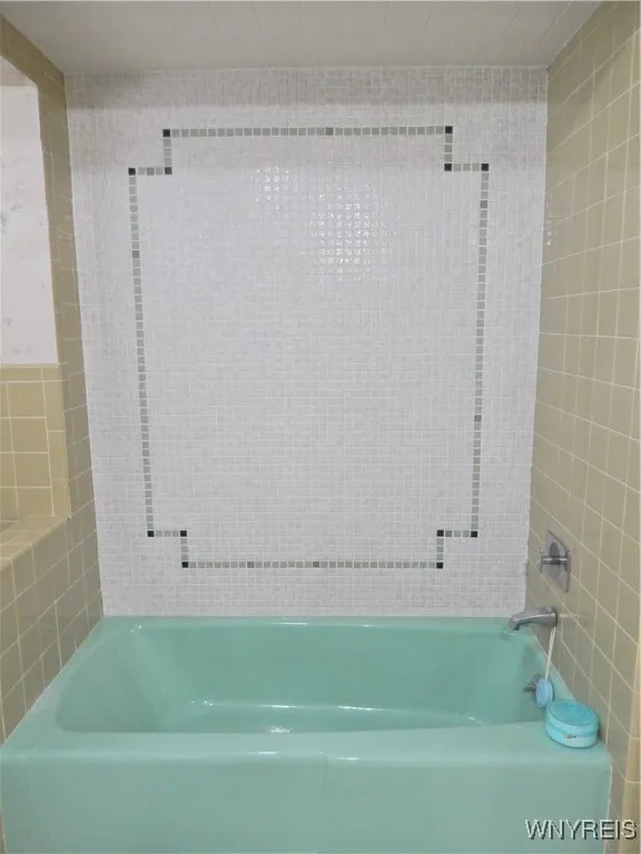 Bath tub