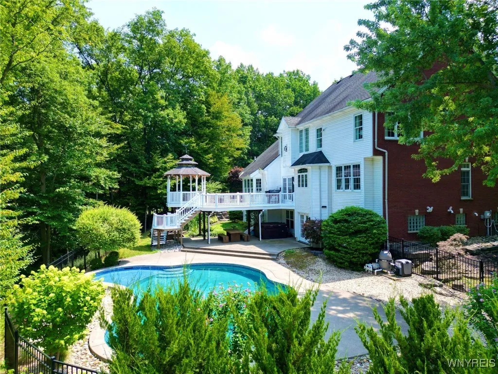 16 Woodstream, Orchard Park, New York 14127, Orchard Park, New York 14127, 5 Bedrooms Bedrooms, 13 Rooms Rooms,3 BathroomsBathrooms,Residential,For Sale,16 Woodstream, Orchard Park, New York 14127,B1598459