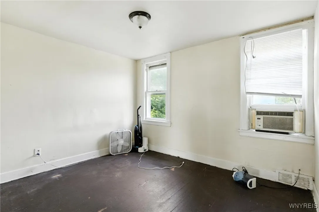2219 Walnut Avenue, Niagara Falls, New York 14301, Niagara Falls, New York 14301, 6 Bedrooms Bedrooms, ,3 BathroomsBathrooms,Residential,For Sale,2219 Walnut Avenue, Niagara Falls, New York 14301,B1600115