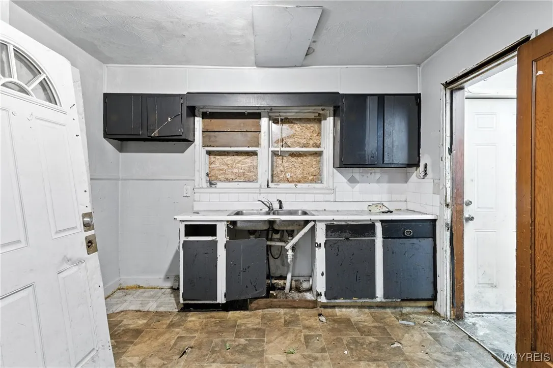 2219 Walnut Avenue, Niagara Falls, New York 14301, Niagara Falls, New York 14301, 6 Bedrooms Bedrooms, ,3 BathroomsBathrooms,Residential,For Sale,2219 Walnut Avenue, Niagara Falls, New York 14301,B1600115