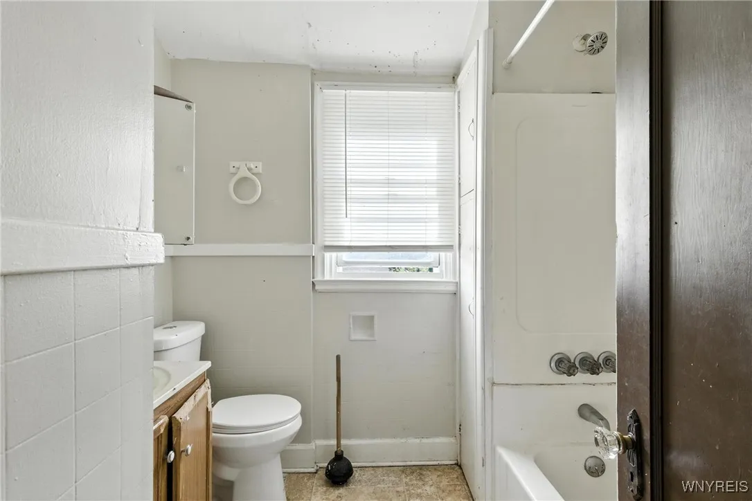 2219 Walnut Avenue, Niagara Falls, New York 14301, Niagara Falls, New York 14301, 6 Bedrooms Bedrooms, ,3 BathroomsBathrooms,Residential,For Sale,2219 Walnut Avenue, Niagara Falls, New York 14301,B1600115