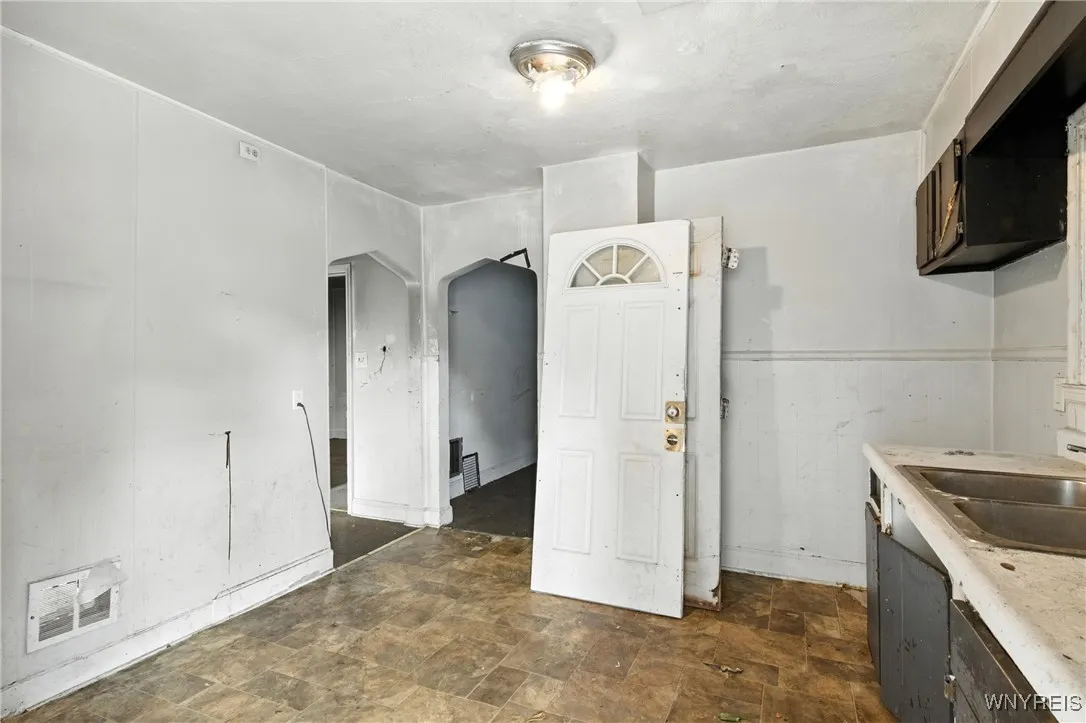 2219 Walnut Avenue, Niagara Falls, New York 14301, Niagara Falls, New York 14301, 6 Bedrooms Bedrooms, ,3 BathroomsBathrooms,Residential,For Sale,2219 Walnut Avenue, Niagara Falls, New York 14301,B1600115