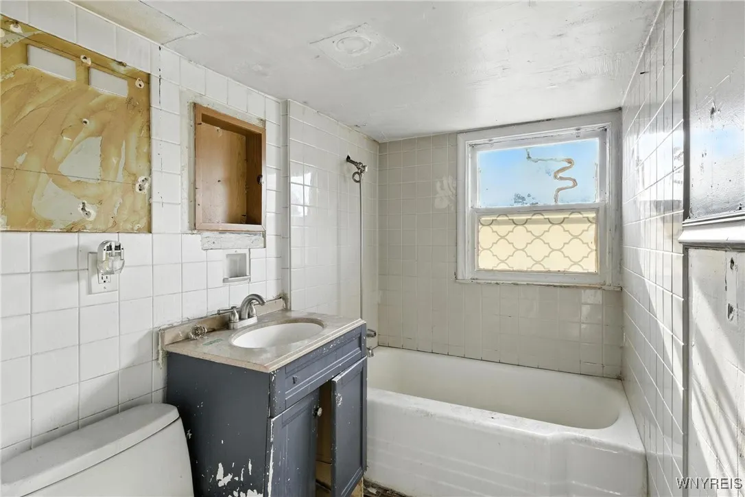 2219 Walnut Avenue, Niagara Falls, New York 14301, Niagara Falls, New York 14301, 6 Bedrooms Bedrooms, ,3 BathroomsBathrooms,Residential,For Sale,2219 Walnut Avenue, Niagara Falls, New York 14301,B1600115