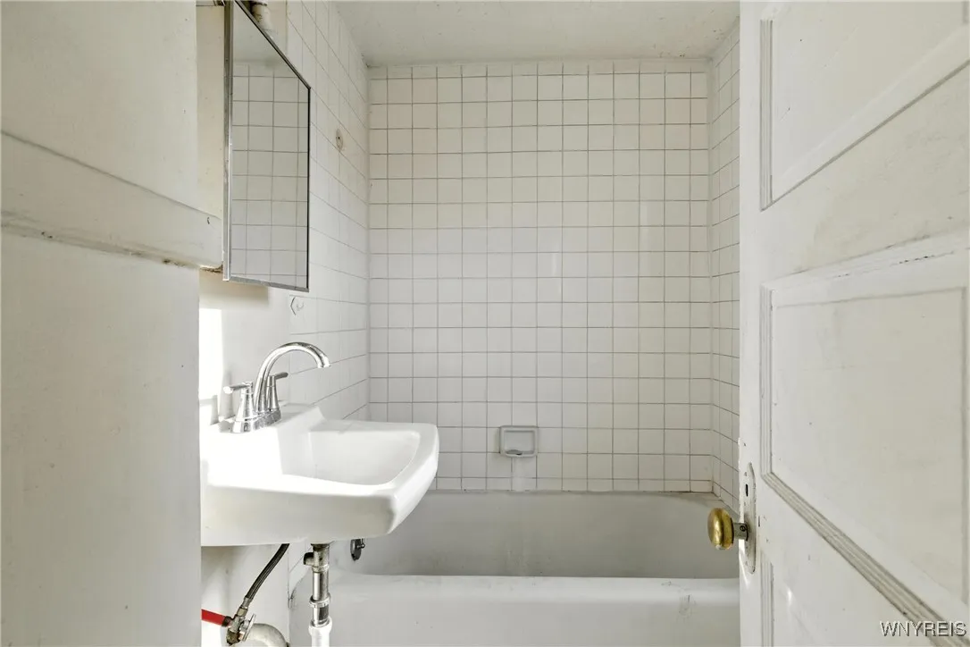 2219 Walnut Avenue, Niagara Falls, New York 14301, Niagara Falls, New York 14301, 6 Bedrooms Bedrooms, ,3 BathroomsBathrooms,Residential,For Sale,2219 Walnut Avenue, Niagara Falls, New York 14301,B1600115