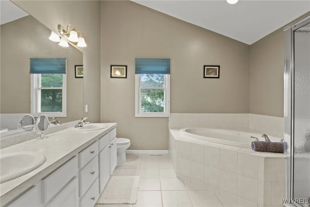 Orchard Park, New York 14127, 4 Bedrooms Bedrooms, 9 Rooms Rooms,2 BathroomsBathrooms,Residential,Closed,B1601069