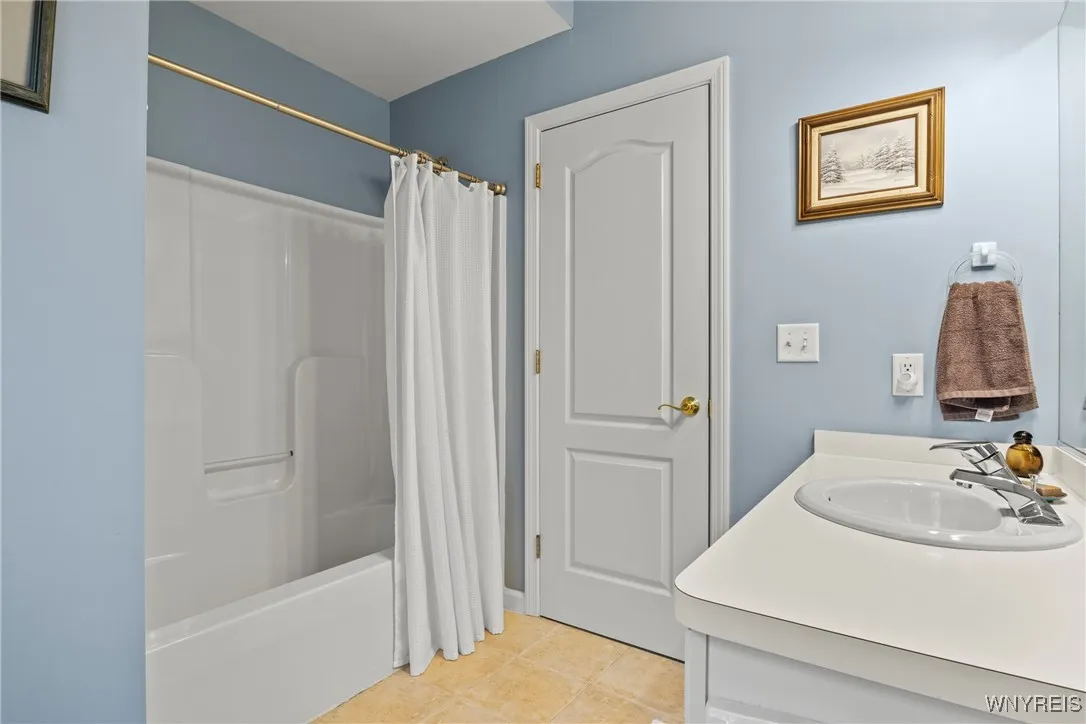Orchard Park, New York 14127, 4 Bedrooms Bedrooms, 9 Rooms Rooms,2 BathroomsBathrooms,Residential,Closed,B1601069