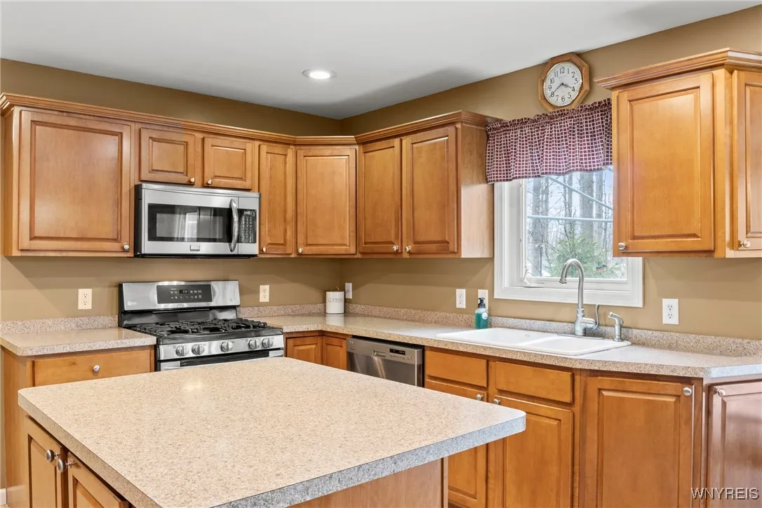 Orchard Park, New York 14127, 4 Bedrooms Bedrooms, 9 Rooms Rooms,2 BathroomsBathrooms,Residential,Closed,B1601069