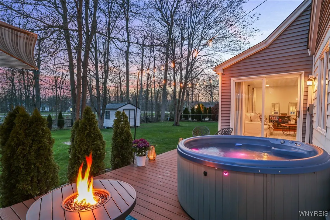 Back deck w/ hot tub