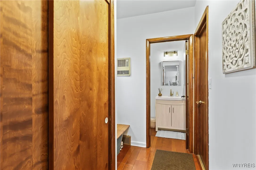 1/2 bath & garage entry