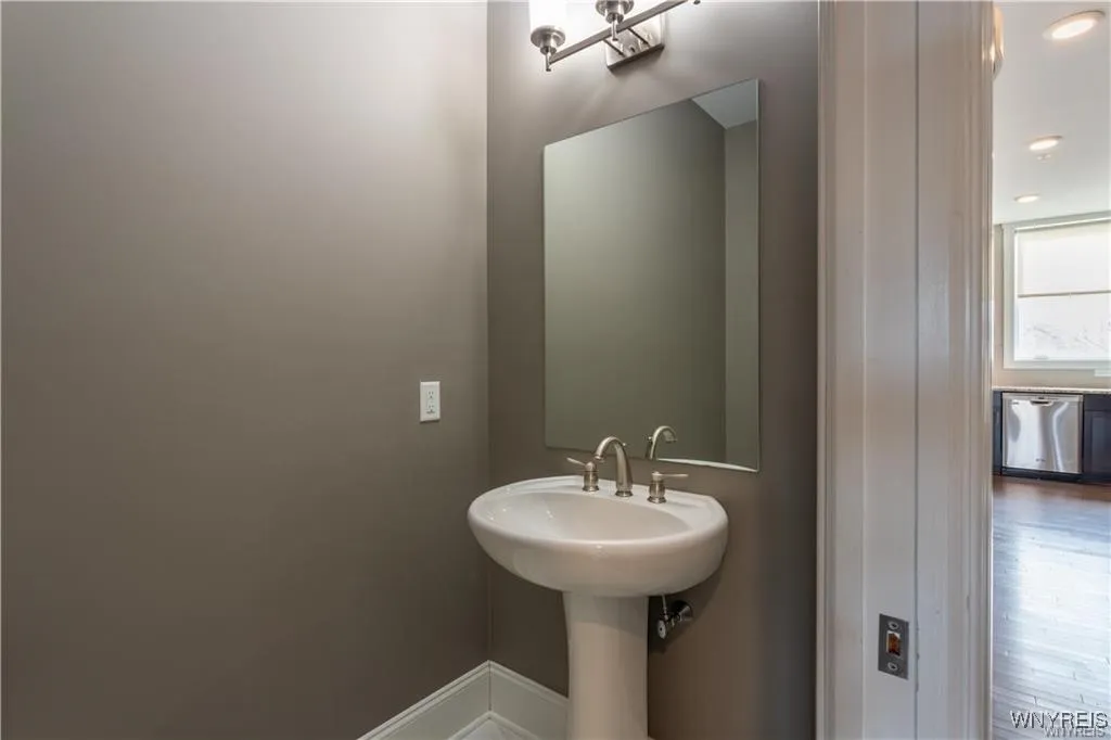 35 Ojibwa Circle, Buffalo, New York 14202, Buffalo, New York 14202, 3 Bedrooms Bedrooms, 6 Rooms Rooms,2 BathroomsBathrooms,Residential,For Sale,35 Ojibwa Circle, Buffalo, New York 14202,0,B1601223