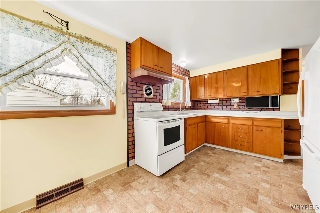 97 Dunlop Avenue, Tonawanda-town, New York 14150, Tonawanda, New York 14150, 3 Bedrooms Bedrooms, 7 Rooms Rooms,2 BathroomsBathrooms,Residential,Closed,97 Dunlop Avenue, Tonawanda-town, New York 14150,0,B1601255