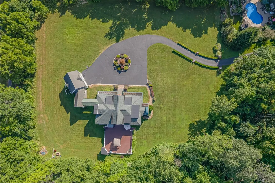 YOU ARRIVE VIA THE CIRCULAR DRIVEWAY TO THE MAIN ENTRANCE!