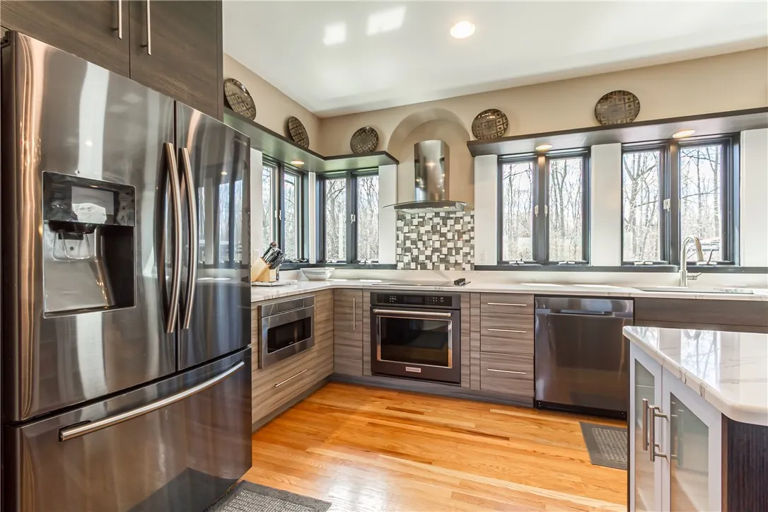 ULTIMATE COOK\'S KITCHEN WITH BEAUTIFUL BLACK STAINLESS STEEL APPLIANCES!