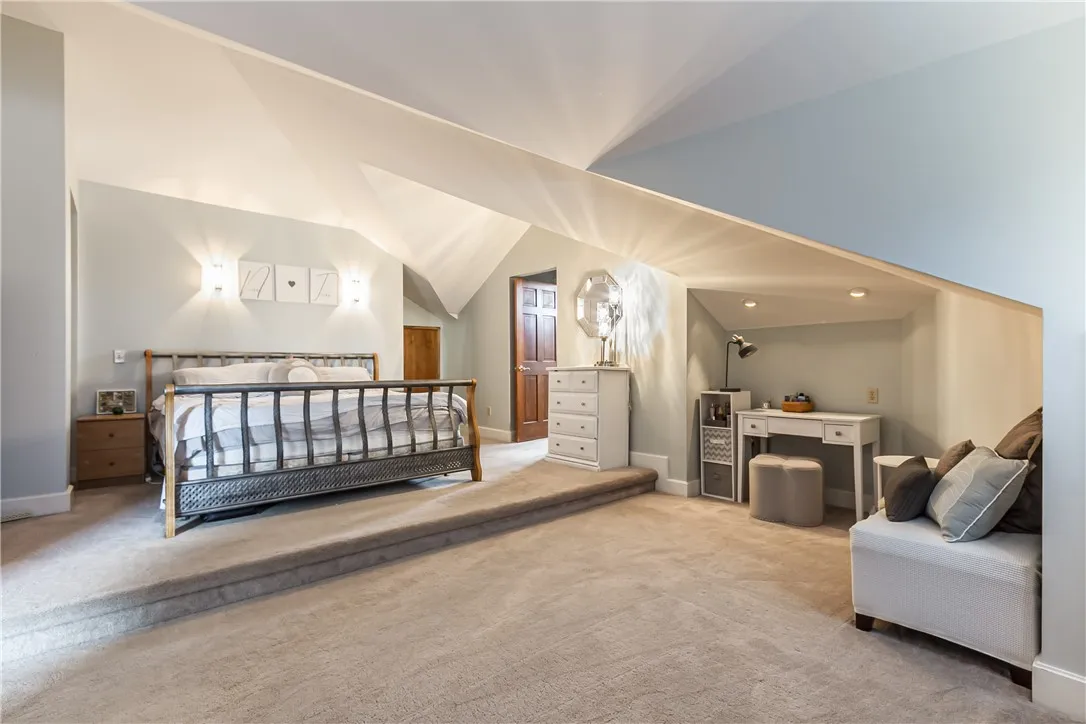 ULTIMATE OWNER\'S SUITE WITH WALK IN CLOSET & SPA BATH!