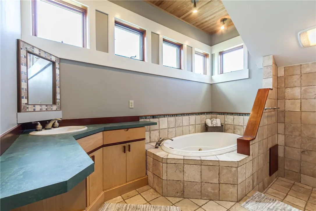 ULTIMATE OWNER\'S SUITE SPA BATH!