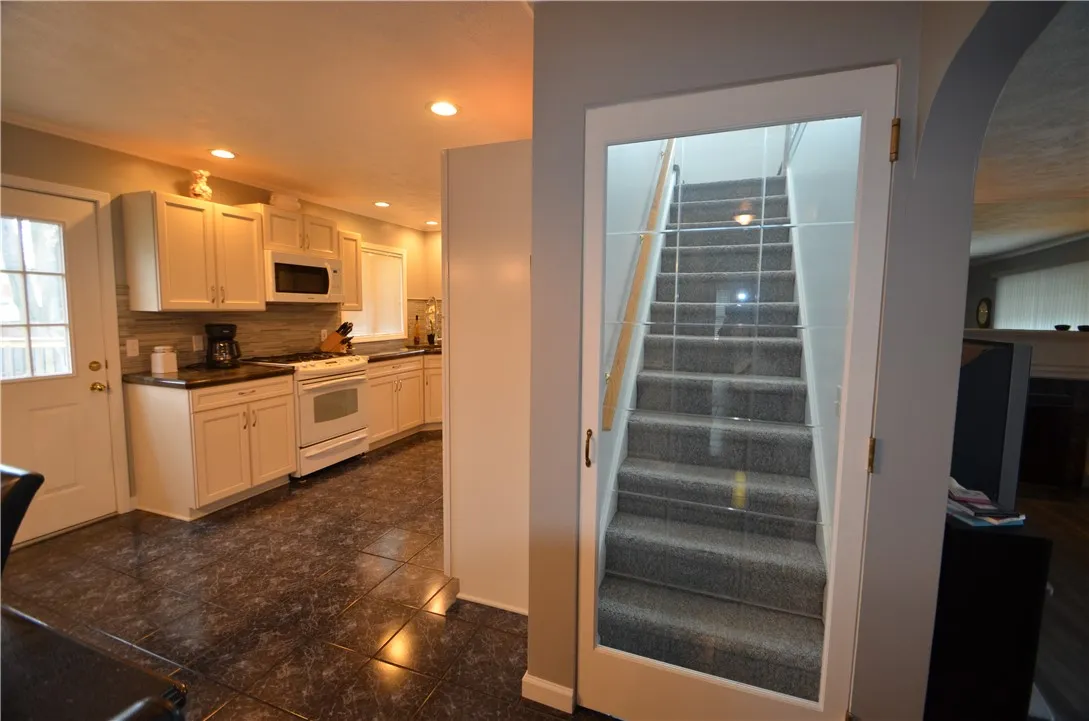 open view staircase to upstairs.