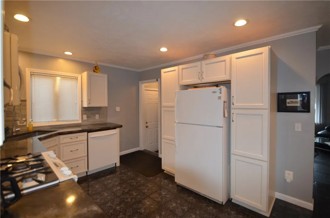 Apploances of gas oven/range, microwave and refridgerator