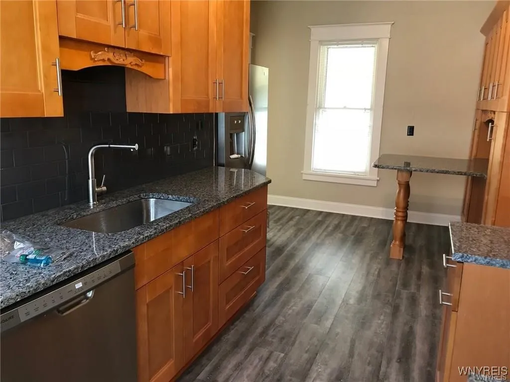 284 Richmond Ave, Second Floor, Buffalo, New York 14222, 2 Bedrooms Bedrooms, 6 Rooms Rooms,1 BathroomBathrooms,Residential Lease,Closed,284 Richmond Ave, Second Floor,0,B1601322