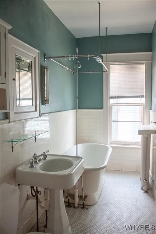 284 Richmond Ave, Second Floor, Buffalo, New York 14222, 2 Bedrooms Bedrooms, 6 Rooms Rooms,1 BathroomBathrooms,Residential Lease,Closed,284 Richmond Ave, Second Floor,0,B1601322