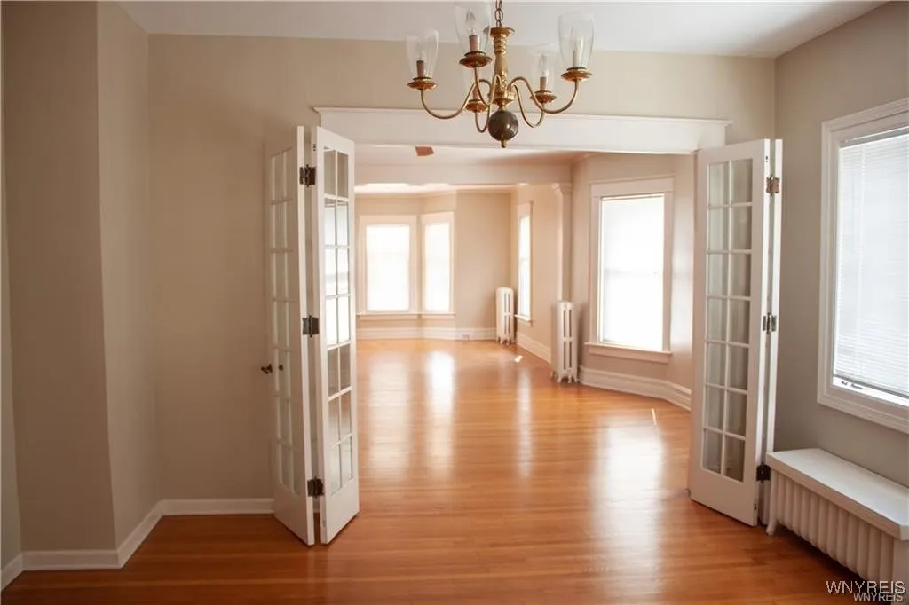 284 Richmond Ave, Second Floor, Buffalo, New York 14222, 2 Bedrooms Bedrooms, 6 Rooms Rooms,1 BathroomBathrooms,Residential Lease,Closed,284 Richmond Ave, Second Floor,0,B1601322