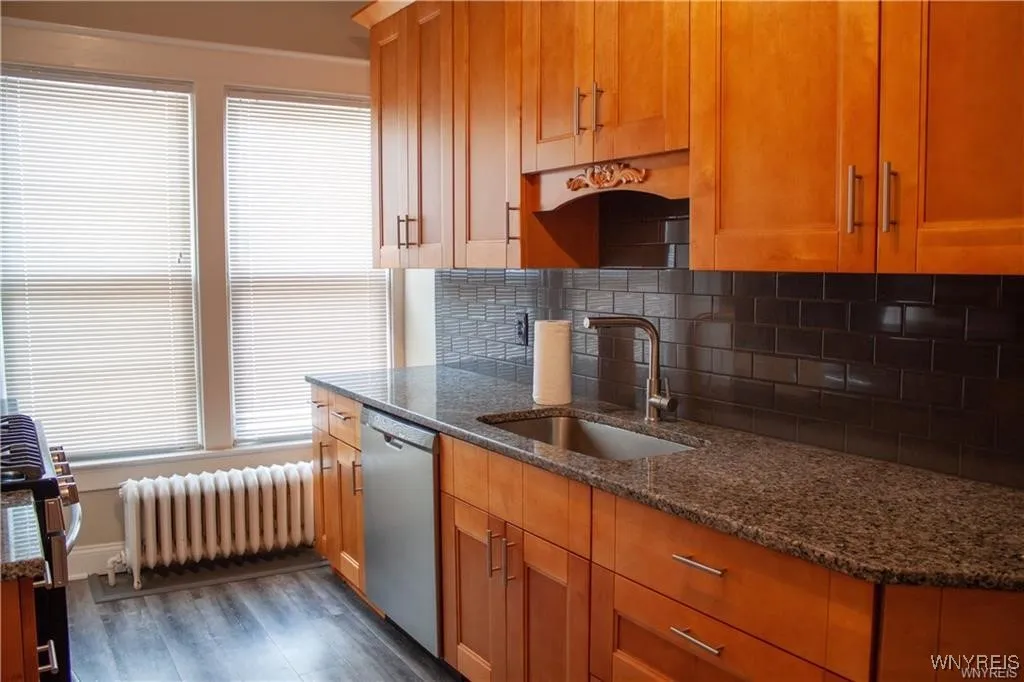 284 Richmond Ave, Second Floor, Buffalo, New York 14222, 2 Bedrooms Bedrooms, 6 Rooms Rooms,1 BathroomBathrooms,Residential Lease,Closed,284 Richmond Ave, Second Floor,0,B1601322