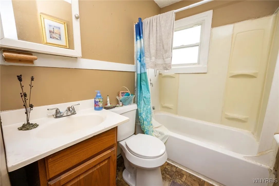 400 Sudbury Road 394, Lackawanna, New York 14218, Lackawanna, New York 14218, 10 Bedrooms Bedrooms, ,4 BathroomsBathrooms,Residential,Closed,400 Sudbury Road 394, Lackawanna, New York 14218,0,B1597492