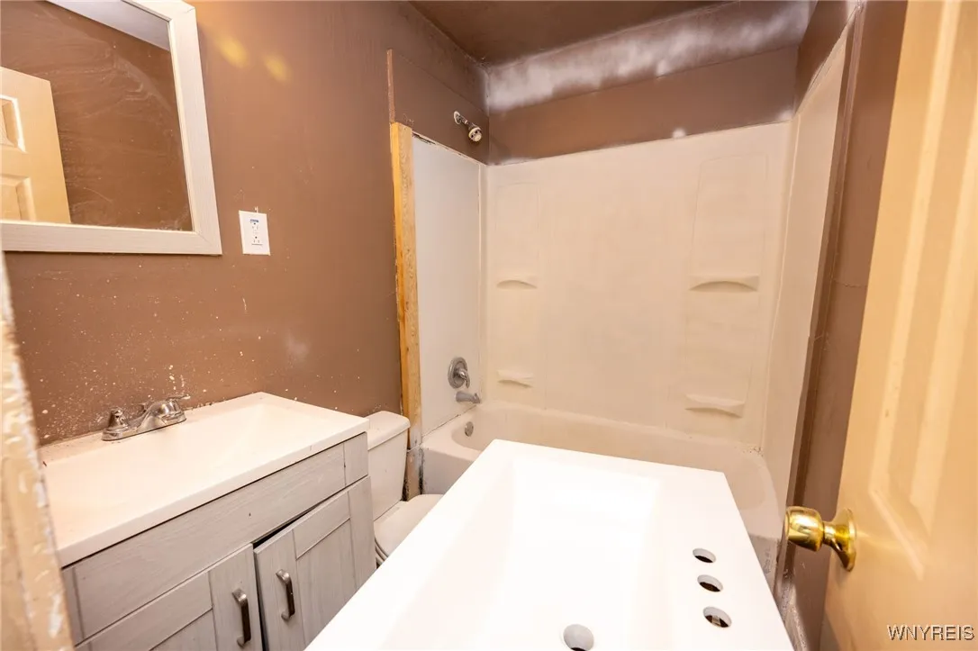400 Sudbury Road 394, Lackawanna, New York 14218, Lackawanna, New York 14218, 10 Bedrooms Bedrooms, ,4 BathroomsBathrooms,Residential,Closed,400 Sudbury Road 394, Lackawanna, New York 14218,0,B1597492