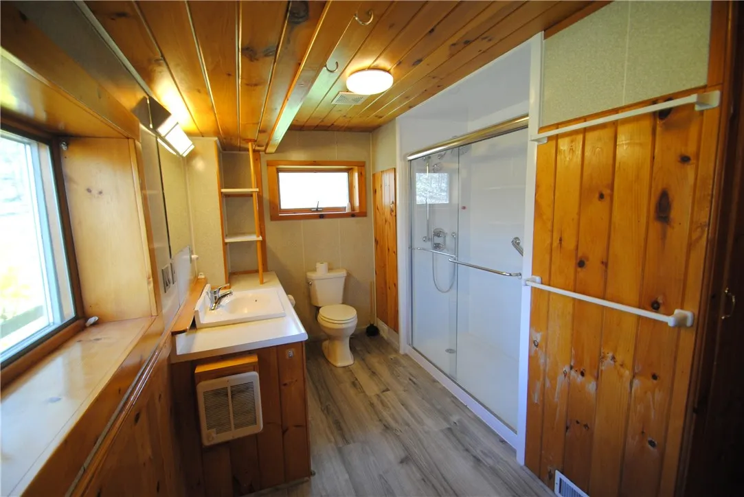 Main bath, 1st floor