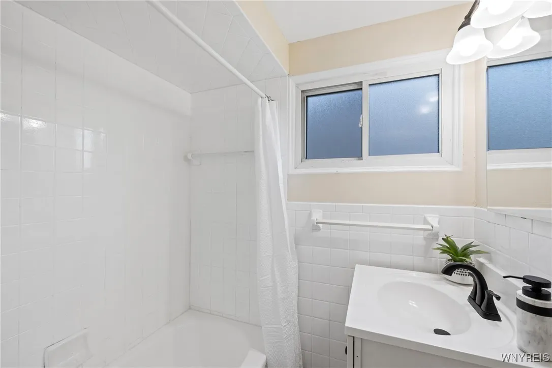 69 Burnside Drive, Tonawanda-town, New York 14150, Tonawanda, New York 14150, 3 Bedrooms Bedrooms, 7 Rooms Rooms,1 BathroomBathrooms,Residential,Closed,69 Burnside Drive, Tonawanda-town, New York 14150,0,B1601505