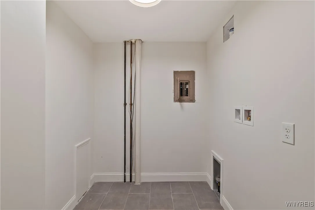 4387 Barton Road, Clarence, New York 14031, Clarence, New York 14031, 5 Bedrooms Bedrooms, 8 Rooms Rooms,2 BathroomsBathrooms,Residential,Closed,4387 Barton Road, Clarence, New York 14031,B1601648