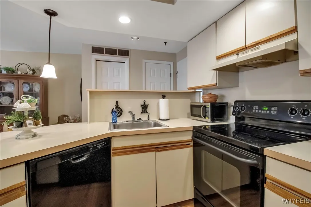 1260 Youngs Road F, Amherst, New York 14221, Amherst, New York 14221, 2 Bedrooms Bedrooms, 4 Rooms Rooms,1 BathroomBathrooms,Residential,Closed,1260 Youngs Road F, Amherst, New York 14221,0,B1601718