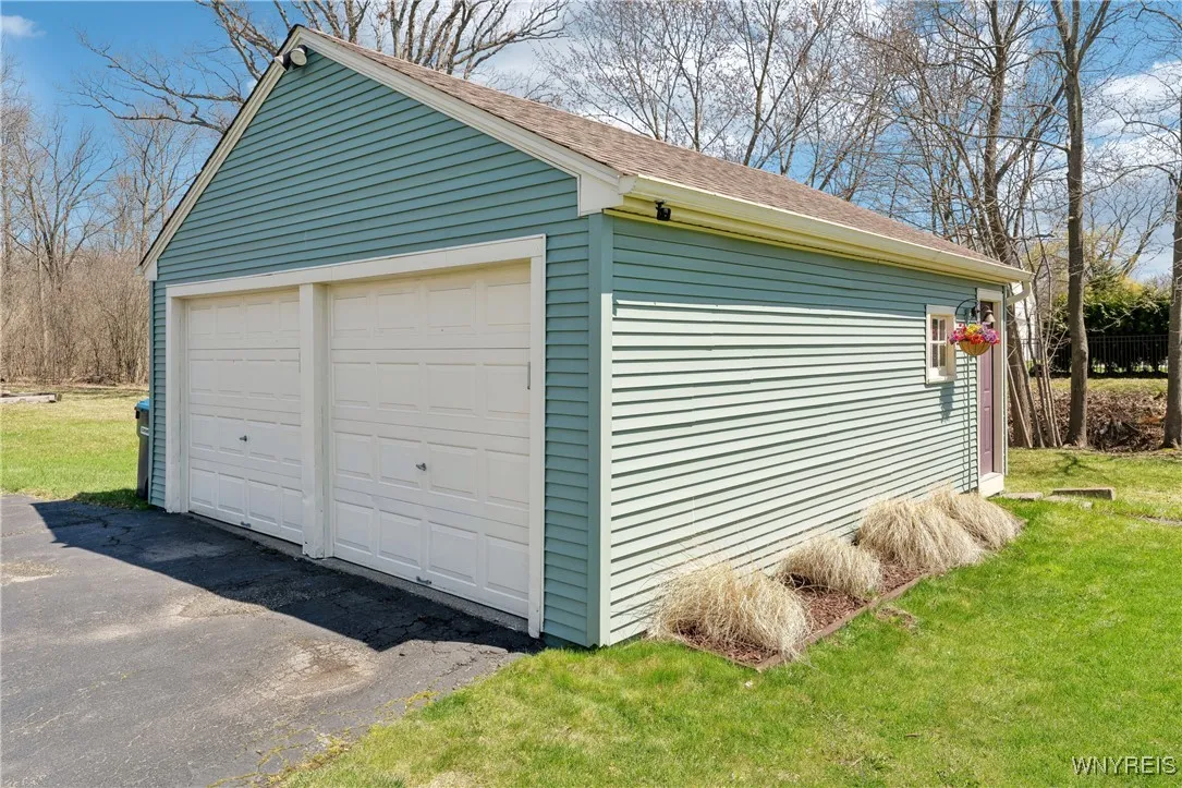 1583 W River Road, Grand Island, New York 14072, Grand Island, New York 14072, 2 Bedrooms Bedrooms, 4 Rooms Rooms,2 BathroomsBathrooms,Residential,Closed,1583 W River Road, Grand Island, New York 14072,0,B1601715