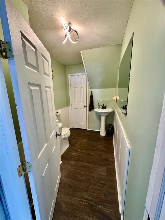 1st floor 1/2 bathroom