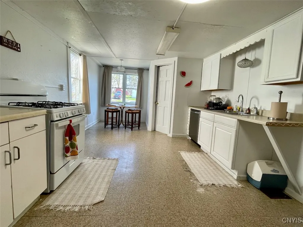 171 West Seneca Street, Oswego-city, New York 1312, Oswego, New York 13126, 4 Bedrooms Bedrooms, 6 Rooms Rooms,2 BathroomsBathrooms,Residential,Closed,171 West Seneca Street, Oswego-city, New York 1312,0,S1601790