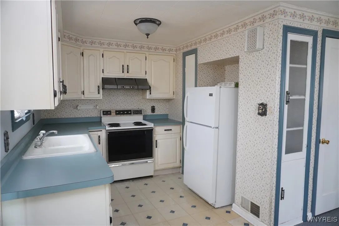Kitchen w/2 pantries!