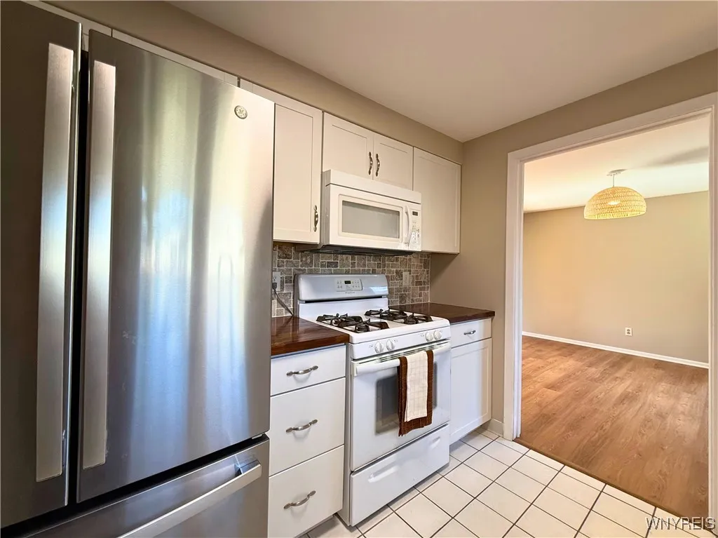 207 Charlesgate Circle, Amherst, New York 14051, Amherst, New York 14051, 3 Bedrooms Bedrooms, 6 Rooms Rooms,2 BathroomsBathrooms,Residential,For Sale,207 Charlesgate Circle, Amherst, New York 14051,B1599312