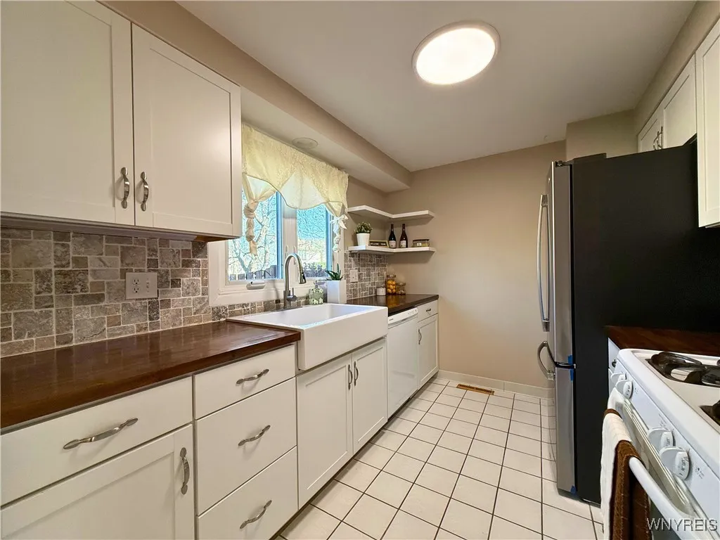 207 Charlesgate Circle, Amherst, New York 14051, Amherst, New York 14051, 3 Bedrooms Bedrooms, 6 Rooms Rooms,2 BathroomsBathrooms,Residential,For Sale,207 Charlesgate Circle, Amherst, New York 14051,B1599312