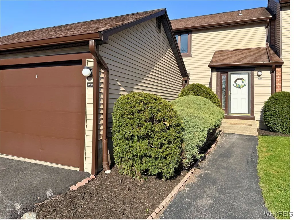 207 Charlesgate Circle, Amherst, New York 14051, Amherst, New York 14051, 3 Bedrooms Bedrooms, 6 Rooms Rooms,2 BathroomsBathrooms,Residential,For Sale,207 Charlesgate Circle, Amherst, New York 14051,B1599312