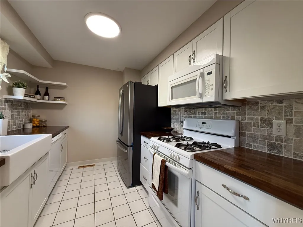 207 Charlesgate Circle, Amherst, New York 14051, Amherst, New York 14051, 3 Bedrooms Bedrooms, 6 Rooms Rooms,2 BathroomsBathrooms,Residential,For Sale,207 Charlesgate Circle, Amherst, New York 14051,B1599312