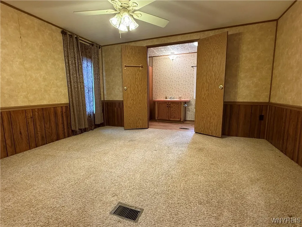 Large primary bedroom.
