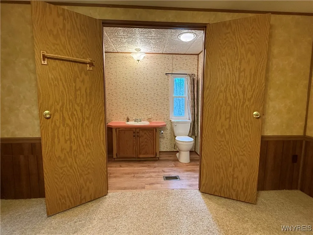 Primary en suite.