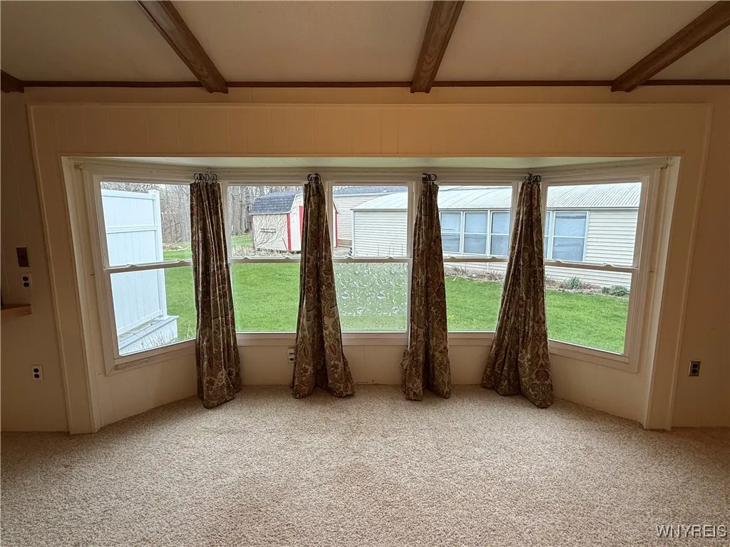 Newer windows throughout.