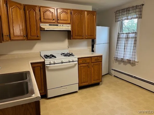 Rear unit full kitchen