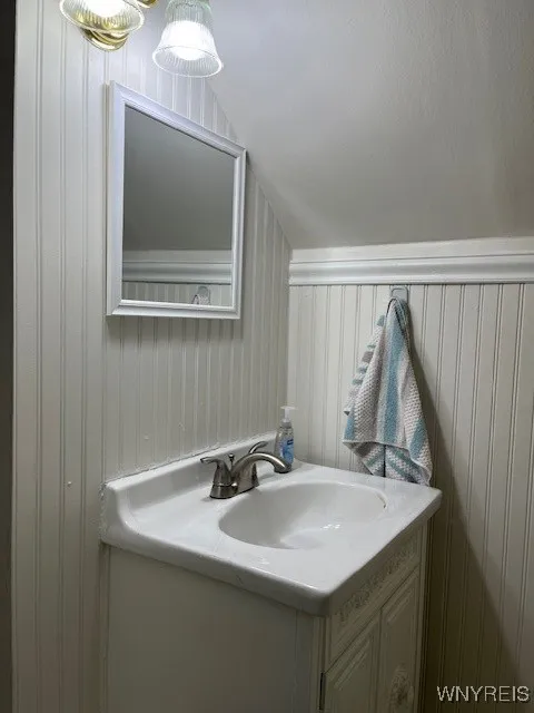 Front unit upper half bath