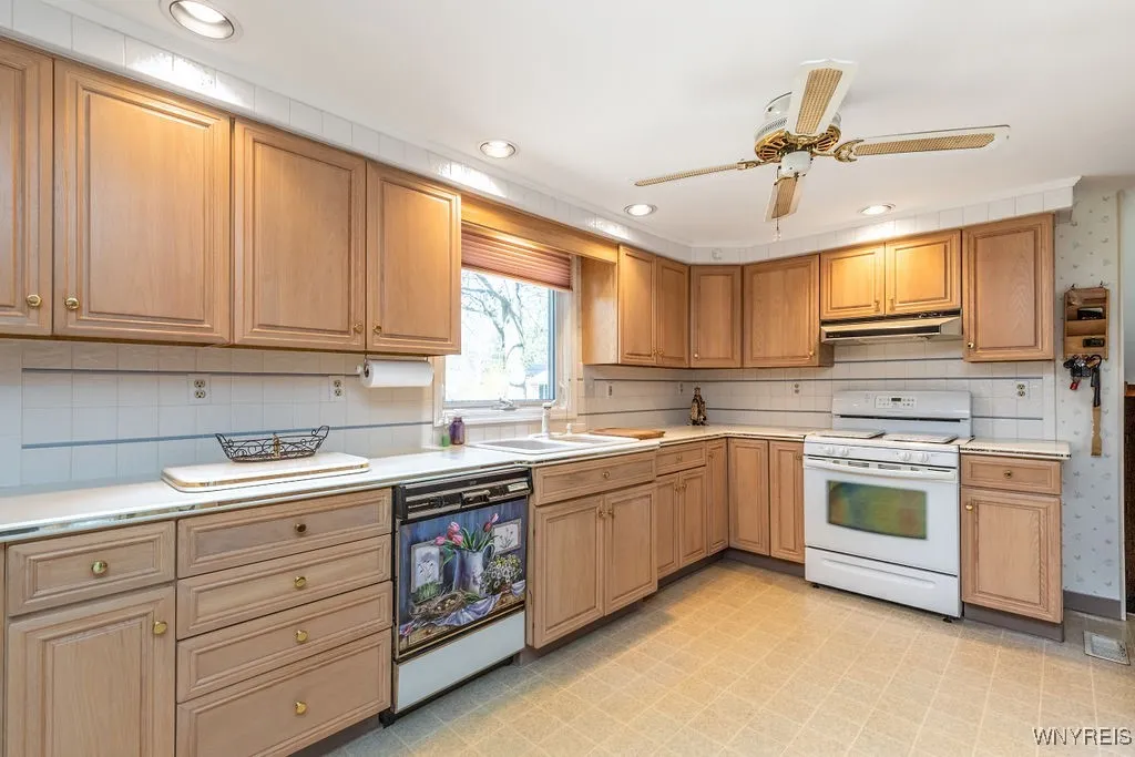 4040 Elma Road, Clarence, New York 14221, Clarence, New York 14221, 4 Bedrooms Bedrooms, 10 Rooms Rooms,2 BathroomsBathrooms,Residential,Closed,4040 Elma Road, Clarence, New York 14221,B1602261