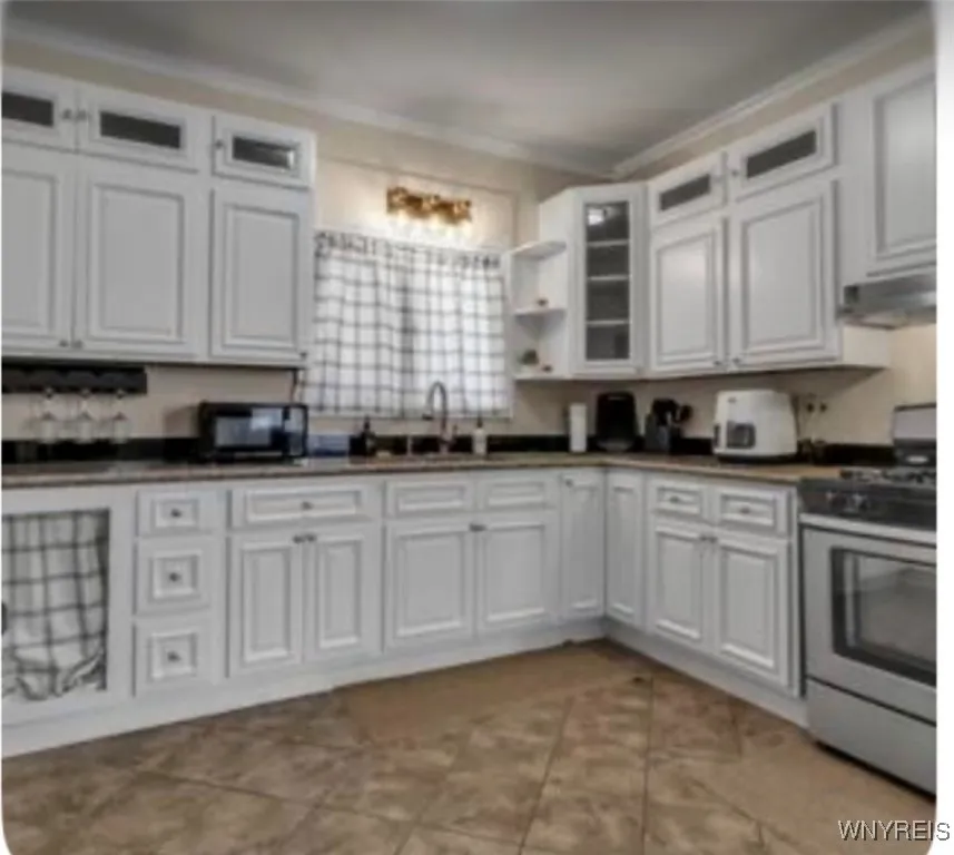 723 Perry Street, Buffalo, New York 14210, Buffalo, New York 14210, 8 Bedrooms Bedrooms, ,4 BathroomsBathrooms,Residential,Closed,723 Perry Street, Buffalo, New York 14210,0,B1602881