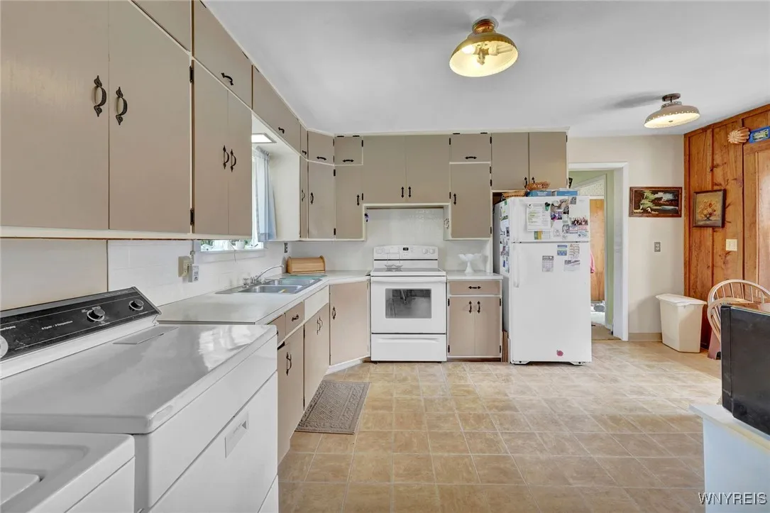 9247 North Protection Road, Holland, New York 1408, Holland, New York 14080, 2 Bedrooms Bedrooms, 6 Rooms Rooms,2 BathroomsBathrooms,Residential,Closed,9247 North Protection Road, Holland, New York 1408,B1602568