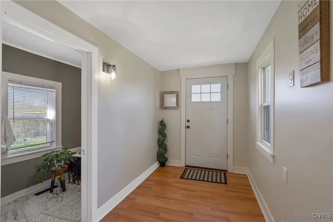 Entry/ Foyer Entry/ Foyer