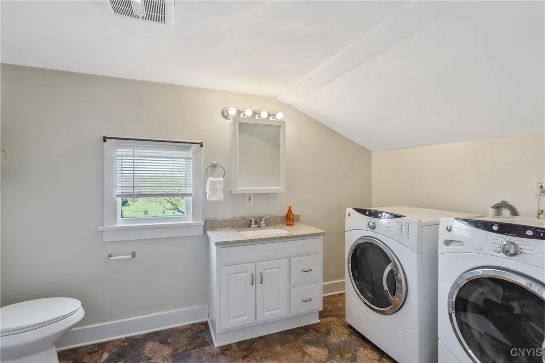 Bathroom/Laundry Upper Level\n Bathroom/Laundry Upper Level\n