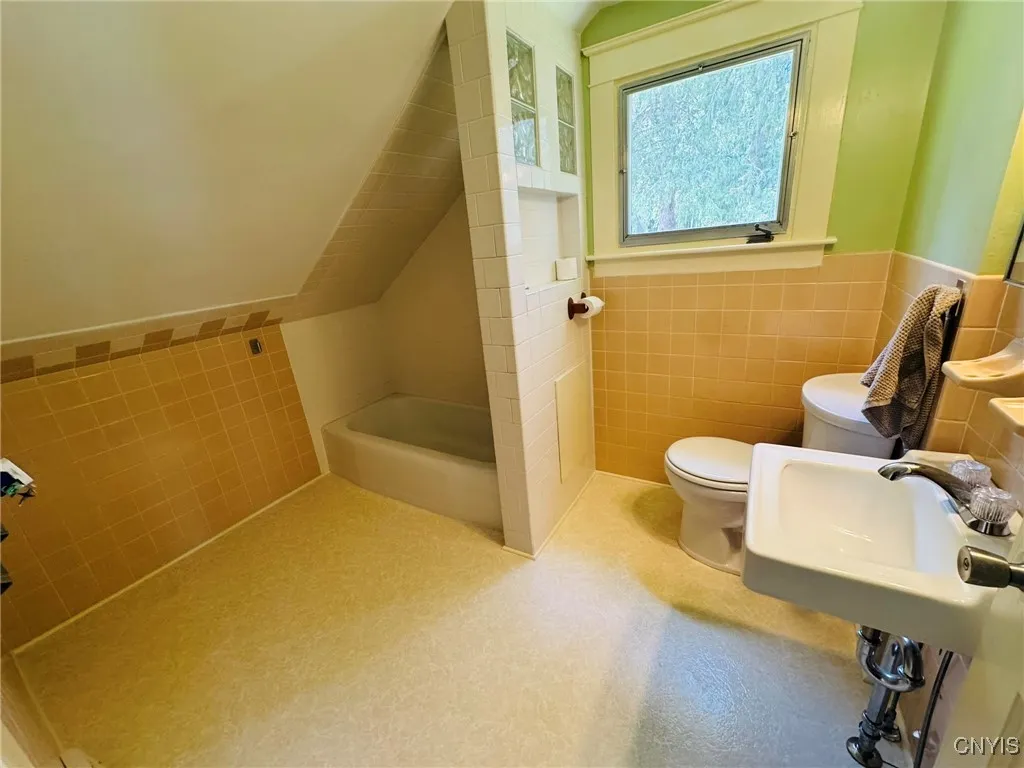 Second Floor Full Bathroom